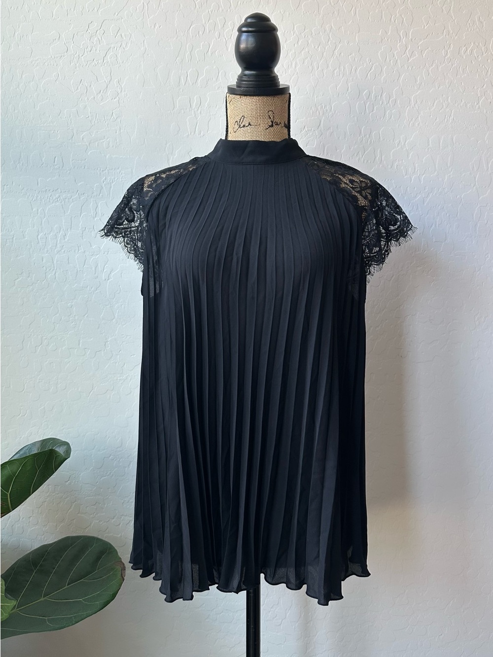NWT Banana Republic Pleated Lace Short Sleeve Black Blouse Size M
